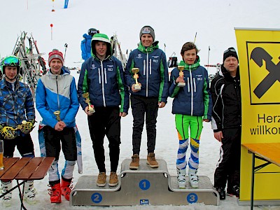 Christoph Pöll ist Bezirksmeister im Super-G