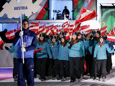 Anna Gandler (Fahnenträgerin), 2. v.r. Victoria Mellitzer (Foto: Österreich