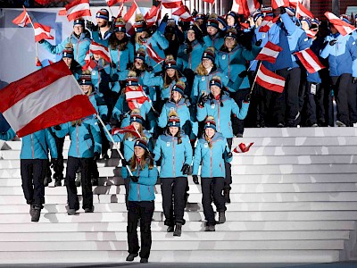 Eröffnung der EYOF 2019 in Sarajevo. Fahnenträgerin Anna Gandler in der 2. Reihe rechts außen Victoria Mellitzer. Foto: c ÖOC|GEPA