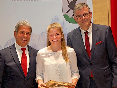 Vizebürgermeister Ing. Gerhard Eilenberger, Lara Wagner, Bürgermeister Dr. Klaus Winkler. Foto: Stadtgemeinde Kitzbühel | F Obermoser