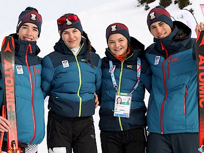 Lena Leitner-Hölzl (2. v. l.) mit dem Team AUT