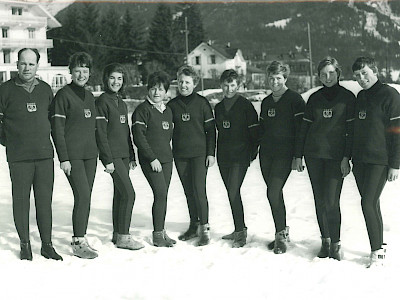 V.l.: Trainer Hermann Gamon, Christl Staffner (Herbert), Edith Zimmermann, Sieglinde Bräuer, Erika Netzer, Marianne Jahn, Traudl Hecher, Grete Grander (St. Johann), Christl Herbert