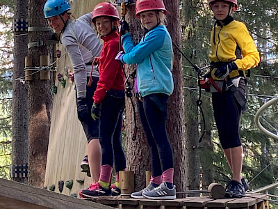 Riesigen Spass im Hochseilklettergarten Ramsaurier