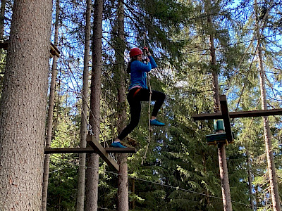 Riesigen Spass im Hochseilklettergarten Ramsaurier