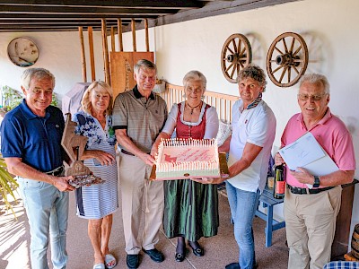 KSC Vizepräsident Wilfried Leitzinger sowie vom Tourismusverband Kitzbühel Signe Reisch, Josef Burger und Josef Dagn gratulierten Hias persönlich