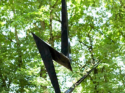 Im Legendpark erinnert das Denkmal "Der schwarze Blick" an Toni Sailer