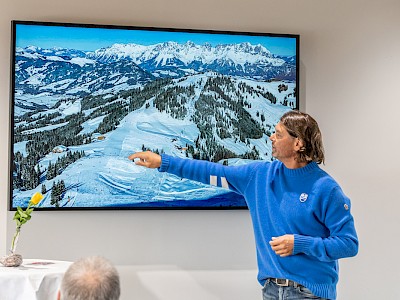 KSC ehrt Avital Carroll mit Ehrenzeichen in Silber