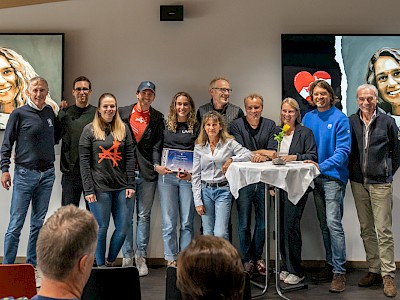 KSC ehrt Avital Carroll mit Ehrenzeichen in Silber