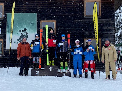 Zwei Riesentorläufe bei winterlichen Bedingungen