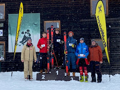 Zwei Riesentorläufe bei winterlichen Bedingungen