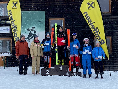 Zwei Riesentorläufe bei winterlichen Bedingungen