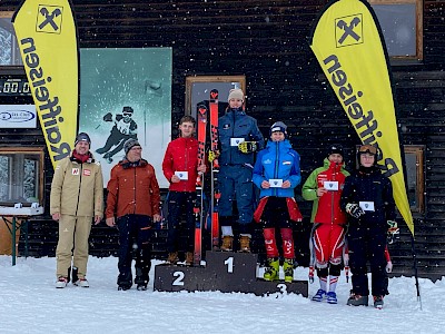 Zwei Riesentorläufe bei winterlichen Bedingungen