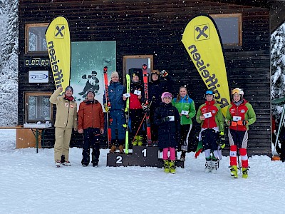 Zwei Riesentorläufe bei winterlichen Bedingungen