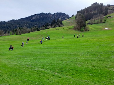 FRÜHJAHRSPUTZ - KSC KIDS HELFEN DEM HKR TEAM