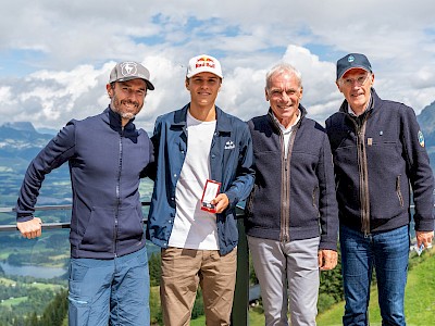 Der erste Skispringer mit einer eigenen Hahnenkamm-Gondel